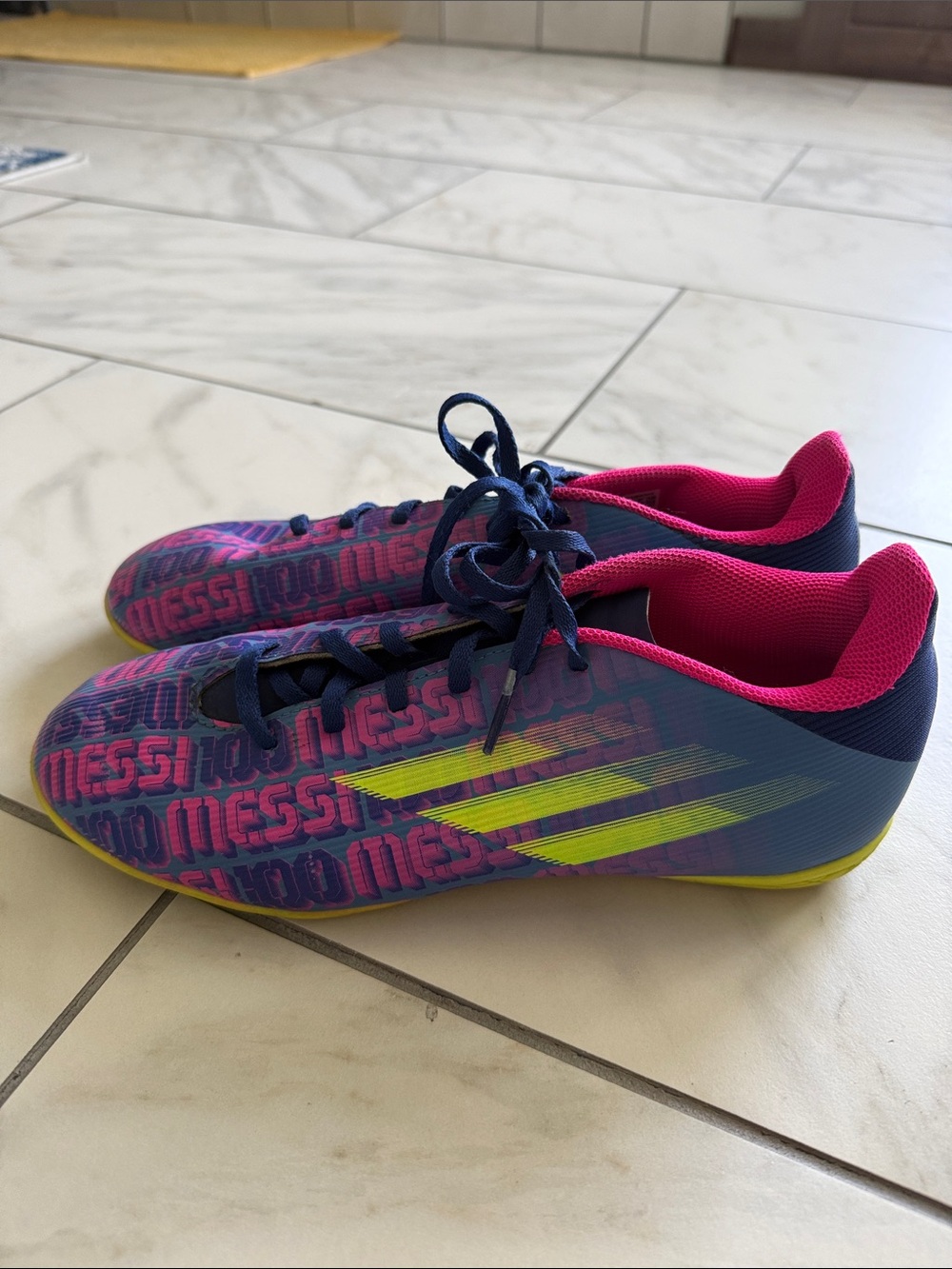 Indoor soccer shoes adidas Messi 100